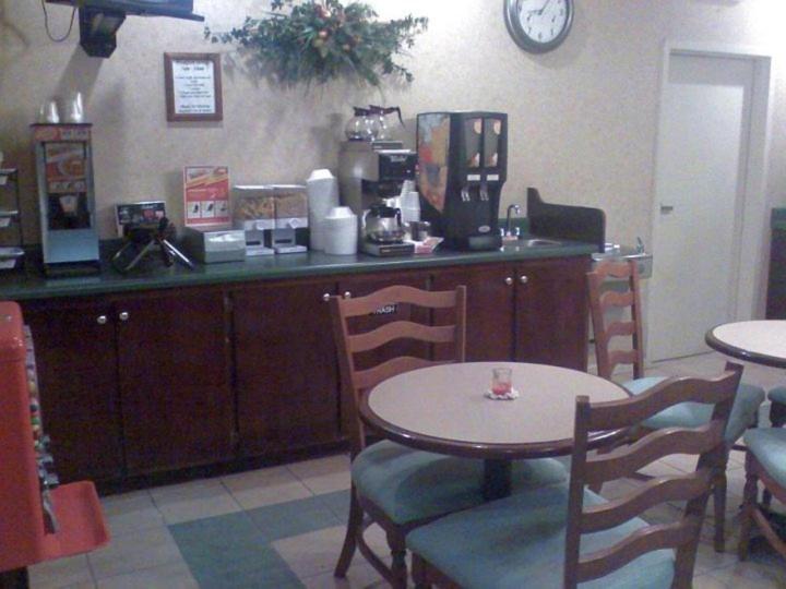 Deerfield Inn And Suites Steele Екстериор снимка