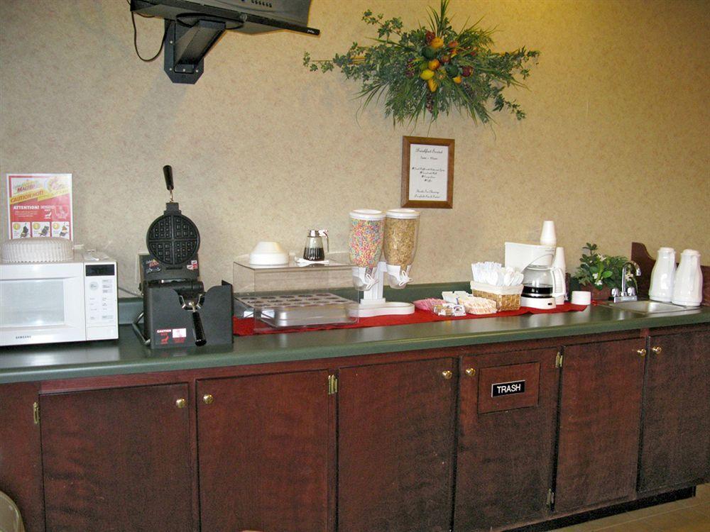 Deerfield Inn And Suites Steele Екстериор снимка