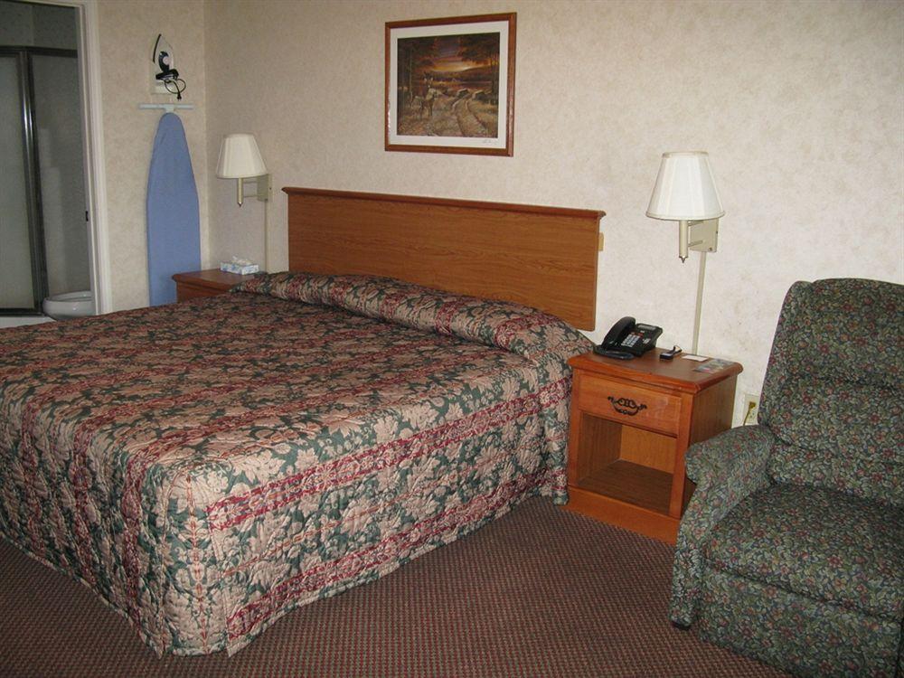 Deerfield Inn And Suites Steele Екстериор снимка