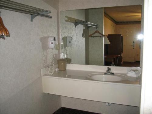 Deerfield Inn And Suites Steele Екстериор снимка