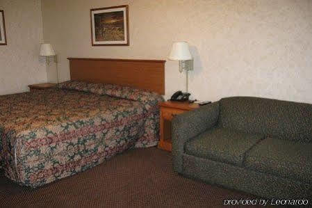 Deerfield Inn And Suites Steele Екстериор снимка